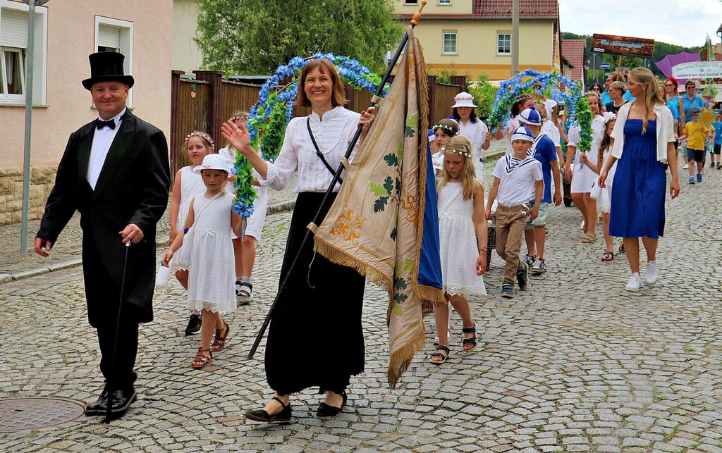 Bergschule und Hort gestalteten am Sonntag ein Bild zum Umzug, der den Abschluss des Bad Kösener Brunnenfests bildete. Mehr als 370 Männer, Frauen und Kinder nahmen daran teil.