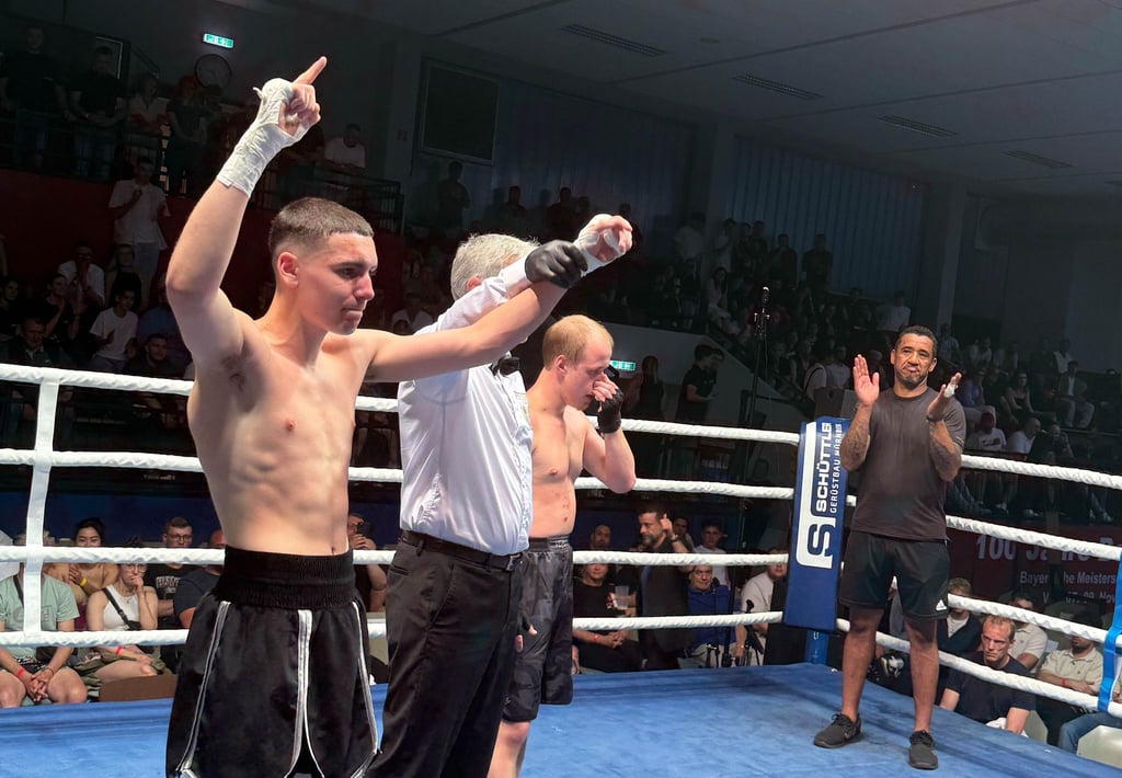Boxer Arminius Rolle gewinnt sein Profidebüt.