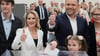 Der rechtskonservative polnische Präsidentschaftskandidat Karol Nawrocki mit seiner Familie bei der Stimmabgabe. (Foto aktuell)