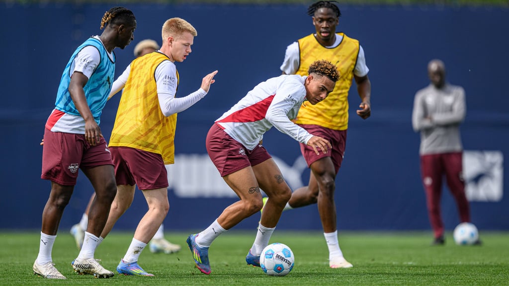 Arthur Vermeeren, Antonio Nusa und El Chadaille Bitshiabu (2. bis 4.v.l.) im Training.