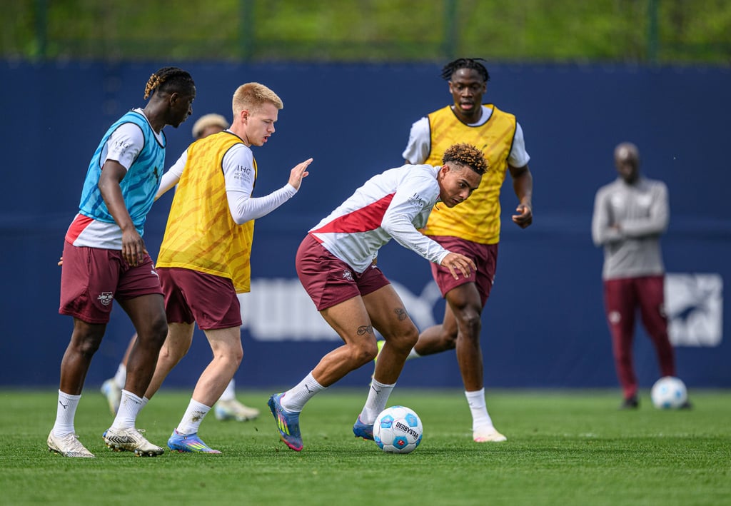 Arthur Vermeeren, Antonio Nusa und El Chadaille Bitshiabu (2. bis 4.v.l.) im Training.