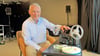 Helmut Zeitz hat es sich zur Aufgabe gemacht, die 8-mm-Filme seines Vaters mit einem Digitalscanner und künstlicher Intelligenz zu restaurieren. 
