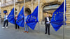 Am Europatag wurden EU-Flaggen vor dem Stadthaus gehisst. V.l.: Tim Kehrwieder (FDP), Catalina Möwes (Volt, OB Alexander Vogt und David Horn.
