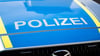 Fahrerflucht nach Parkrempler in Wittenberg: Ein Zeuge notiert das Kennzeichen.