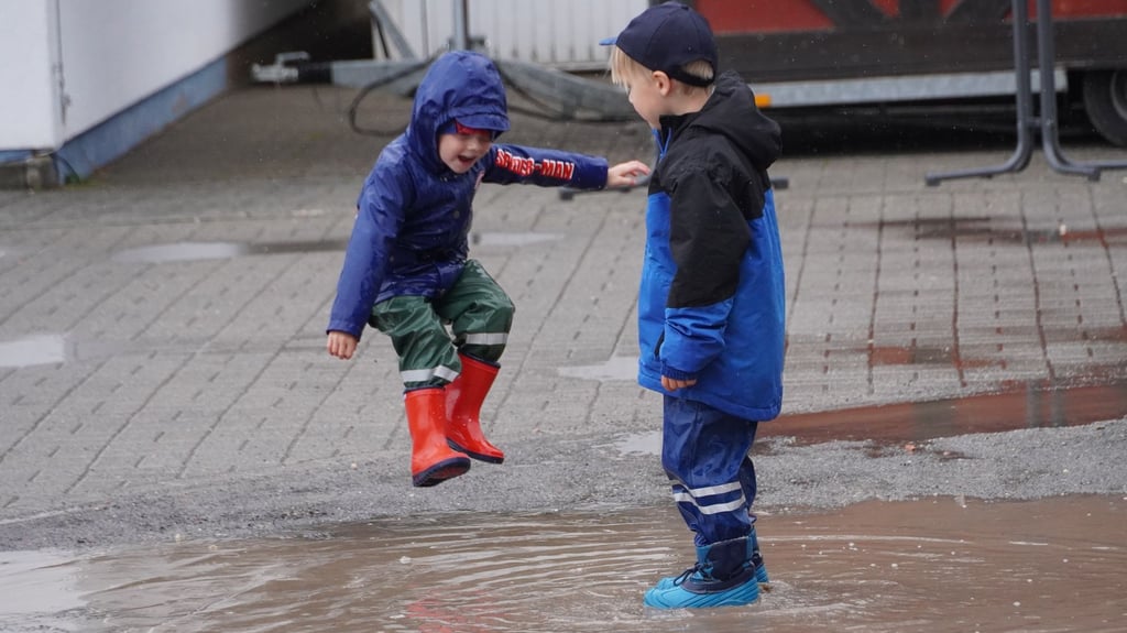 Die Jüngsten hatten Spaß an den Pfützen, die sich nach dem Regen bildeten.