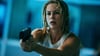 Gibt in „Exterritorial“ alles: Jeanne Goursaud spielt die Ex-Elitesoldatin Sara Wulf, die um ihren Sohn kämpft. (Foto: Netflix)