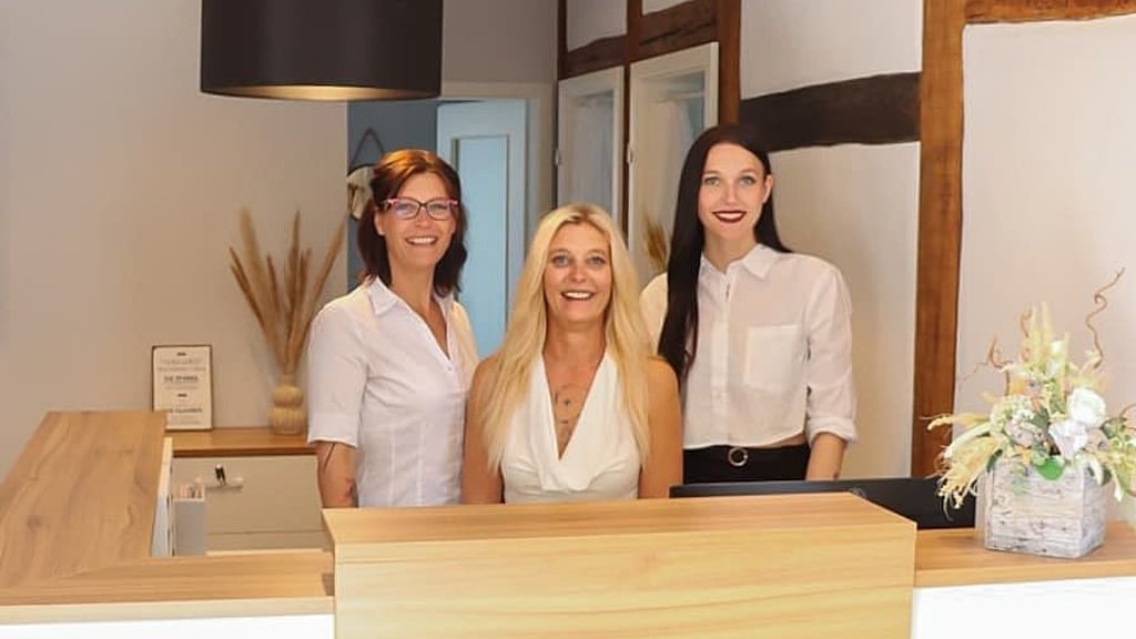 Nicole, Madlon und Kim Liebau (v. l.) heißen ihre Patienten ab Montag (2. Juni) in ihrer neuen Praxis willkommen.