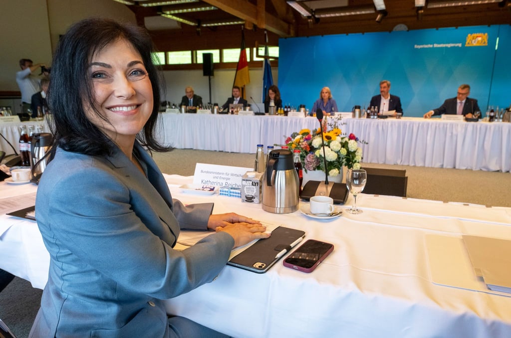 Katherina Reiche (CDU) setzt auf zusätzliche Gaskraftwerke zur Senkung der Energiekosten in Deutschland. Ein „Südbonus“ soll dabei den Fokus auf Süddeutschland setzen.
