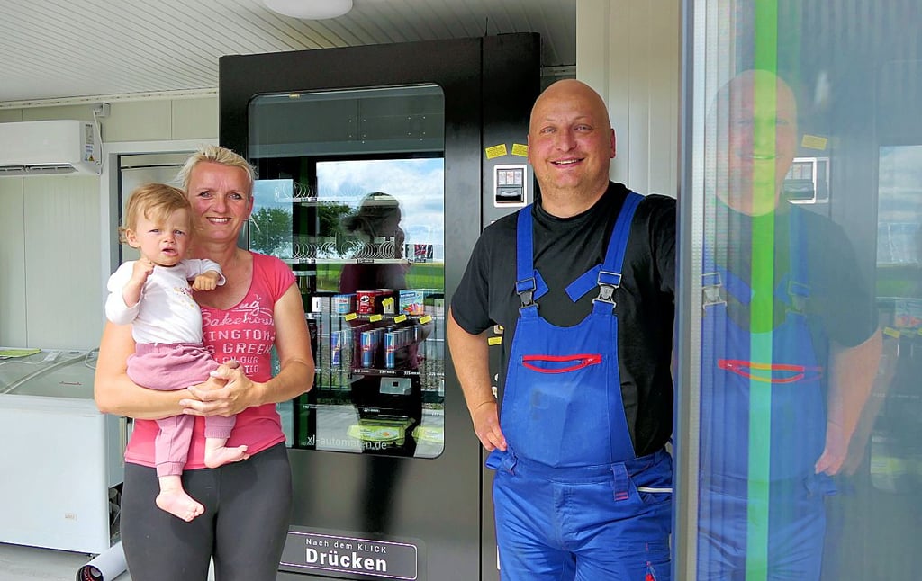 Die Öffnungszeiten für den neuen Automaten seien grob von „hell bis hell“, sagen Eileen Kiesewetter und Mathias Bittner.