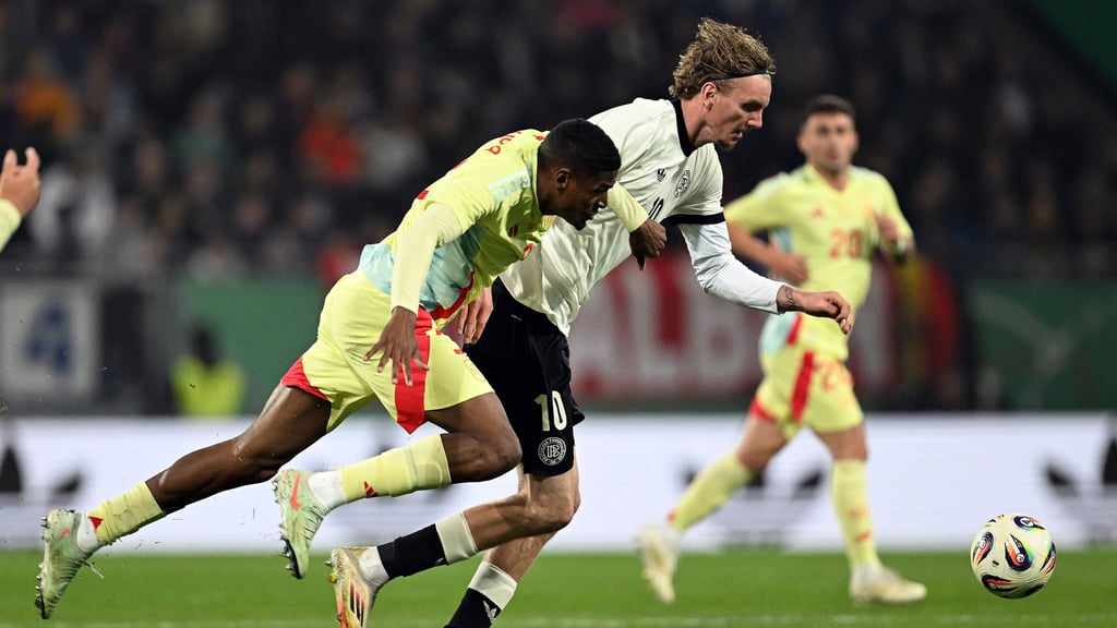 Nick Woltemade auf den Fersen: Cristhian Mosquera im U21-Länderspiel gegen Deutschland.