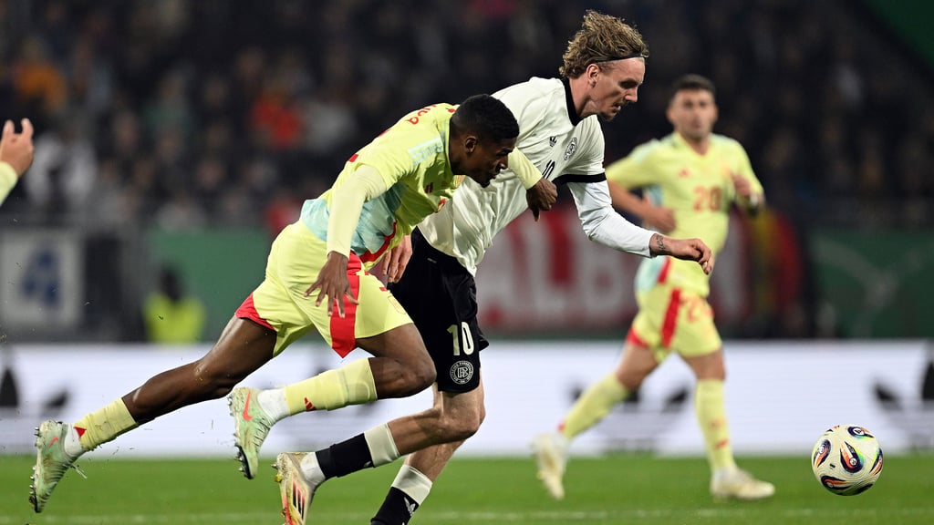 Nick Woltemade auf den Fersen: Cristhian Mosquera im U21-Länderspiel gegen Deutschland.