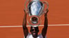 PSG-Star Ousmane Dembélé präsentiert bei den French Open den Champions-League-Pokal.