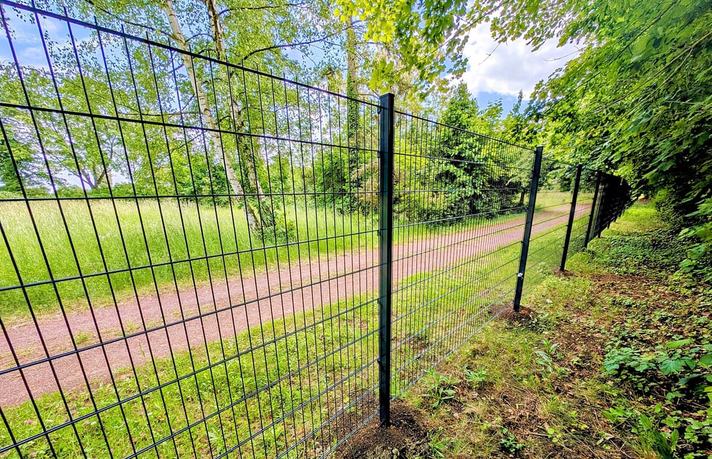 Auf dem Friedhof Köthen in der Maxdorfer Straße wurde vor nicht allzu langer Zeit ein neuer Stabgitterzaun aufgebaut.