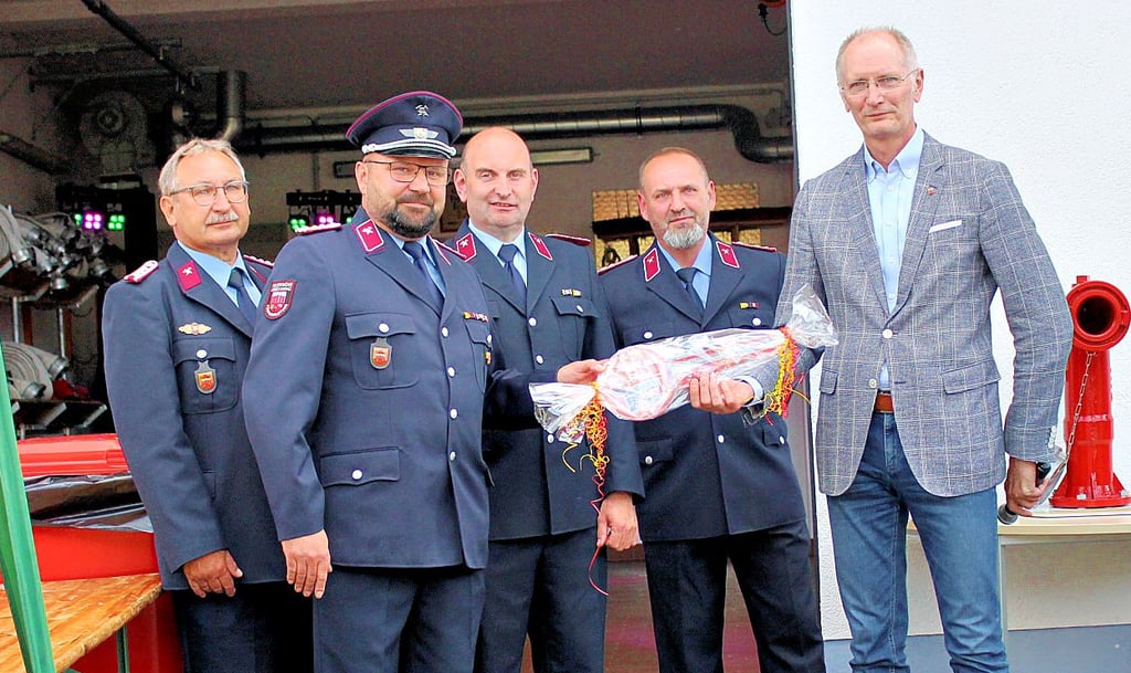 Bürgermeister Andreas Dittmann überreichte symbolisch den Fahrzeugschlüssel.