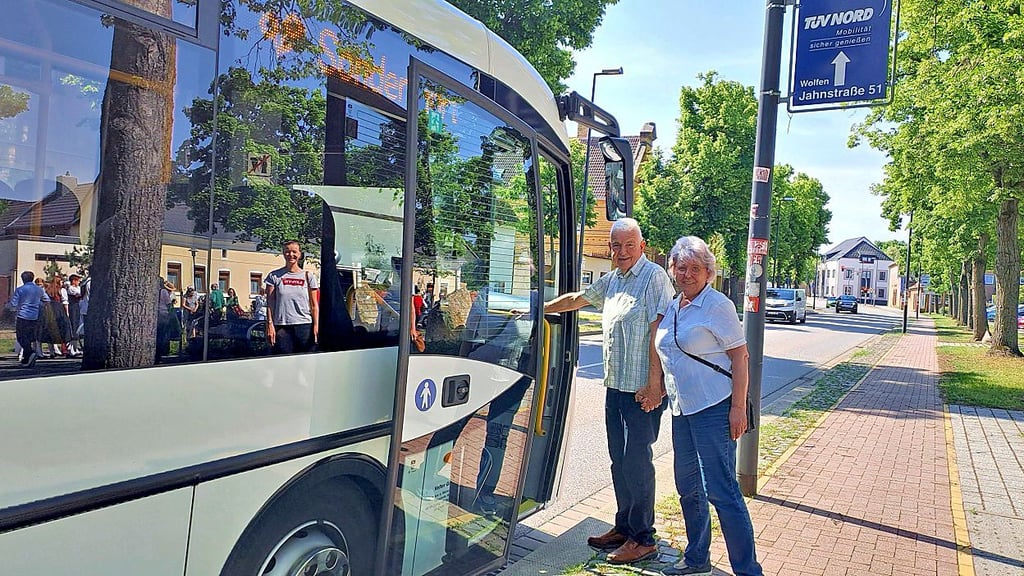 Auch Rosemarie Küttner und Hans-Reinhard Hesse haben die Einladung zur Bus-Rundfahrt gern angenommen – und zeigen sich danach begeistert.