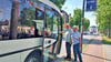 Auch Rosemarie Küttner und Hans-Reinhard Hesse haben die Einladung zur Bus-Rundfahrt gern angenommen – und zeigen sich danach begeistert.