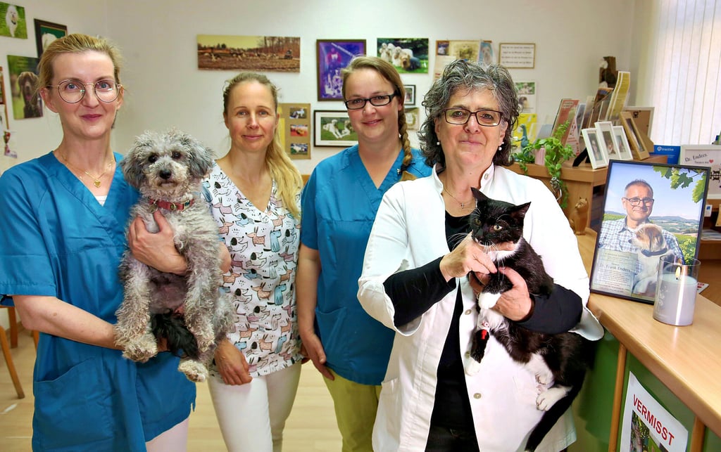 Nach dem Tod von Bernburgs beliebten Tierarzt Frank Enders führen seine Frau, Tierärztin Simonetta Enders (r.), Tierärztin Anna Fränkel (2.vl.) sowie Sindy Bestel und Eileen Nöhrhoff die Praxis weiter.