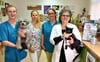 Nach dem Tod von Bernburgs beliebten Tierarzt Frank Enders führen seine Frau, Tierärztin Simonetta Enders (r.), Tierärztin Anna Fränkel (2.vl.) sowie Sindy Bestel und Eileen Nöhrhoff die Praxis weiter.  