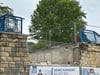 Nach dem Abriss der Fußgängerbrücke am Petriförder in Magdeburg  klafft auf der Westseite ein großes Loch in der Mauer. Der Übergang ist weg, Umwege weit. Eine Ampel könnte eine Zwischenlösung sein.