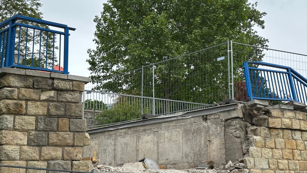 Nach dem Abriss der Fußgängerbrücke am Petriförder in Magdeburg klafft auf der Westseite ein großes Loch in der Mauer. Der Übergang ist weg, Umwege weit. Eine Ampel könnte eine Zwischenlösung sein.