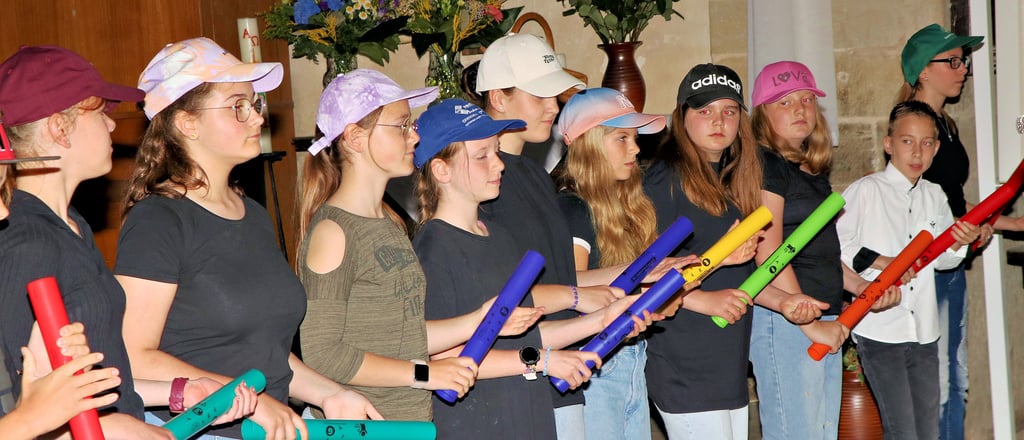 Der Kinderchor des Schillergymnasiums begeisterte das Publikum einmal mehr mit Liedern und auch Aktionen mit Tönen, die aus Rohren kommen.