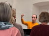 Johannes Schymalla, Kantor aus Stendal, beim Einsingen mit der Halberstädter Kantorei.