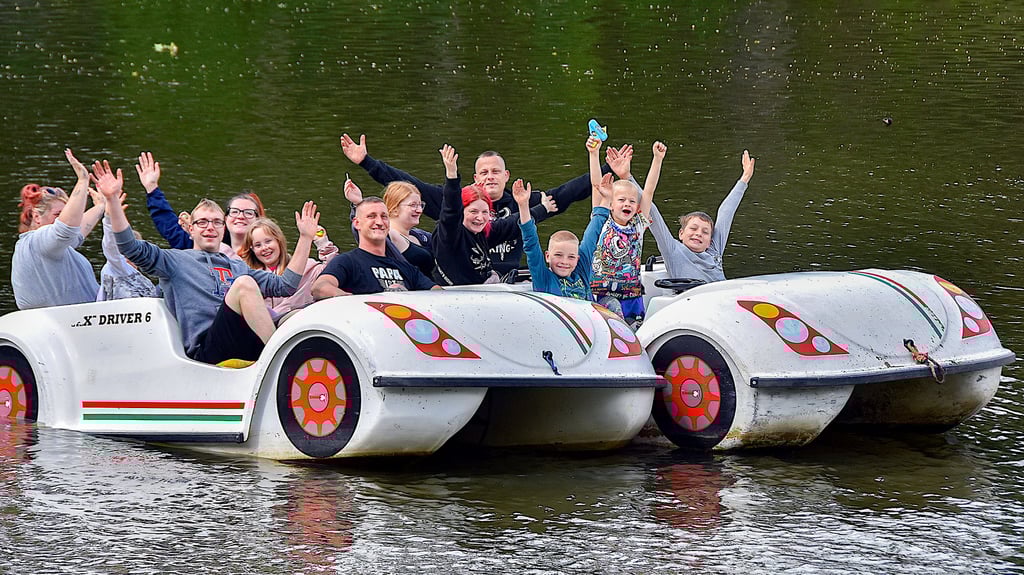 Diese Familien aus Hörsingen und Haldensleben sind mit Taxi-Tretbooten auf dem Schloss-See unterwegs und haben sichtlich Spaß dabei.