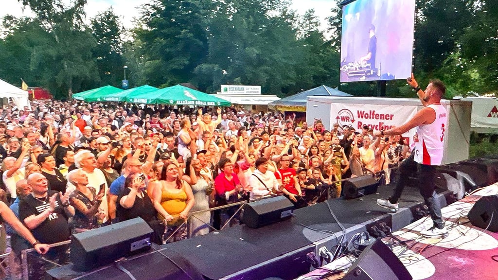 Nicht nur beim Höhepunkt Stereoact ist das Festgelände bereits am Freitagabend mehr als gefüllt.