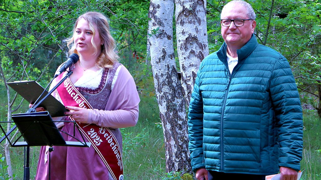Die 30. Heidekönigin, Alexandra Fischer, und der Vorsitzende des Heimatvereins, Detlef Polzenhagen, begrüßen die Gäste an der Heimateiche.