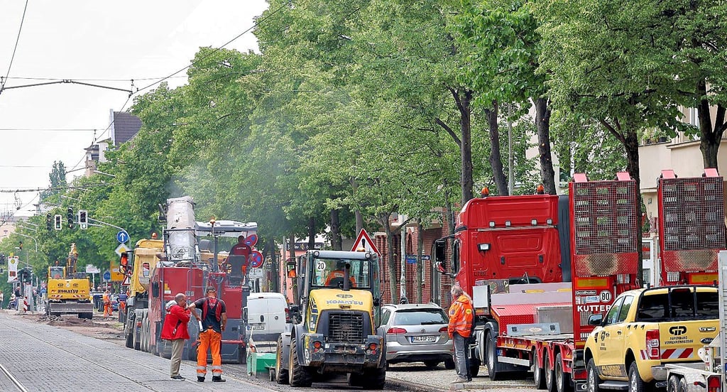 Statt Autos lärmen Baumaschinen: In der Reilstraße laufen seit Montag Arbeiten zur Fahrbahnsanierung.