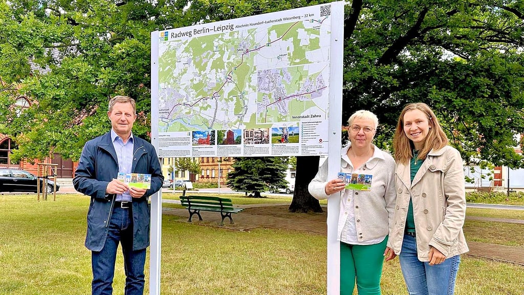 Zahna-Elsters Bürgermeister Peter Müller (l.) weiht die neue Beschilderung des Radweges Berlin-Leipzig vor dem Rathaus in Zahna gemeinsam mit Elke Witt (Mitte) und Vanessa Deisinger von dem WelterbeRegion Anhalt-Dessau-Wittenberg e.V. ein.
