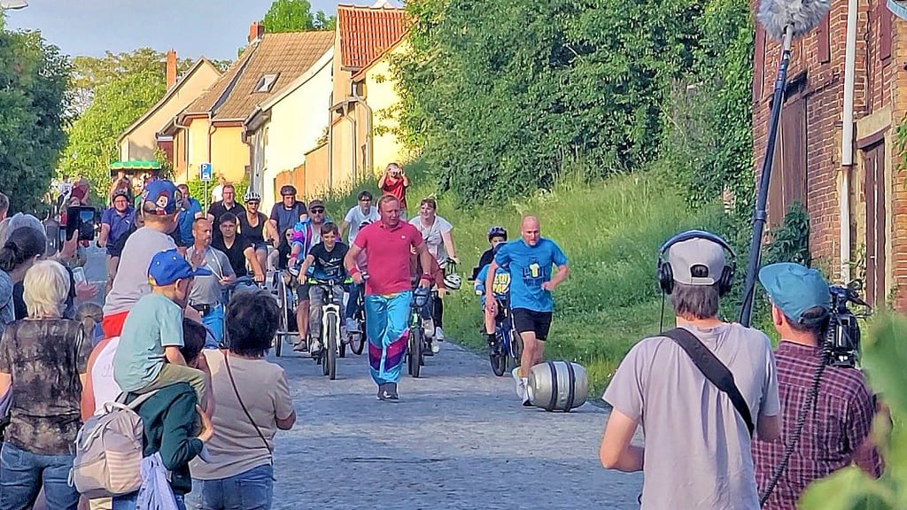 Fast allein rollt das Fass vor Robert Kutz, links sein Freund Martin Geib, zum Ziel.
