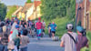 Fast allein rollt das Fass vor Robert Kutz, links sein Freund Martin Geib, zum Ziel.