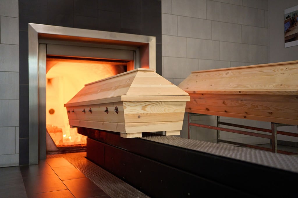 Ein Sarg wird in einem Krematorium verbrannt. (Symbolbild)