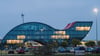 Markant und ein Hingucker bei Tag und Nacht: Die preisgekrönte Sinus-Welle in Magdeburg-Rothensee. Bisher von Enercon genutzt, gibt es nun einen neuen Hauptmieter.