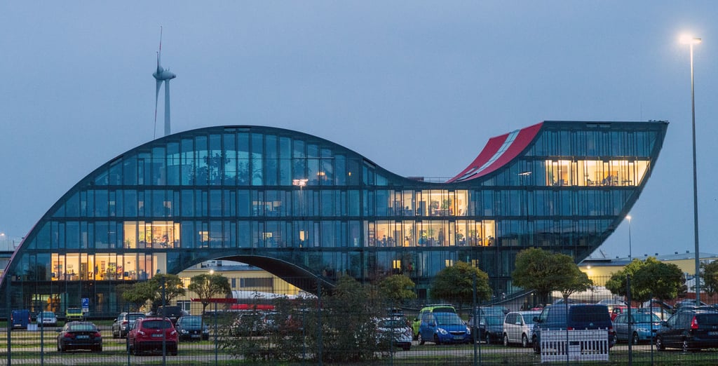 Markant und ein Hingucker bei Tag und Nacht: Die preisgekrönte Sinus-Welle in Magdeburg-Rothensee. Bisher von Enercon genutzt, gibt es nun einen neuen Hauptmieter.
