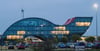 Markant und ein Hingucker bei Tag und Nacht: Die preisgekrönte Sinus-Welle in Magdeburg-Rothensee. Bisher von Enercon genutzt, gibt es nun einen neuen Hauptmieter.
