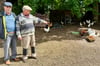 Frank Endert (l.) und Friedhelm Ostheeren im Hühnerauslauf am Berliner Damm in Ihleburg. Hier am Dorfrand  sucht der Fuchs gern seine Beute.  