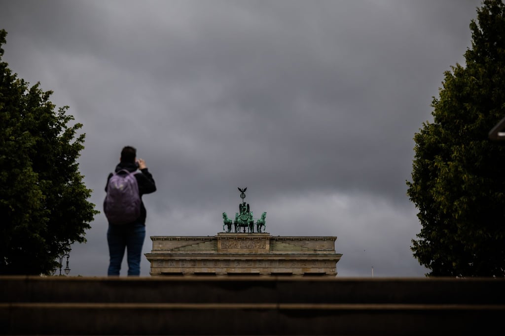 Dunkle Wolken und teils starke Gewitter erwarten die Menschen in der Hauptstadtregion am Montag. (Archivbild)