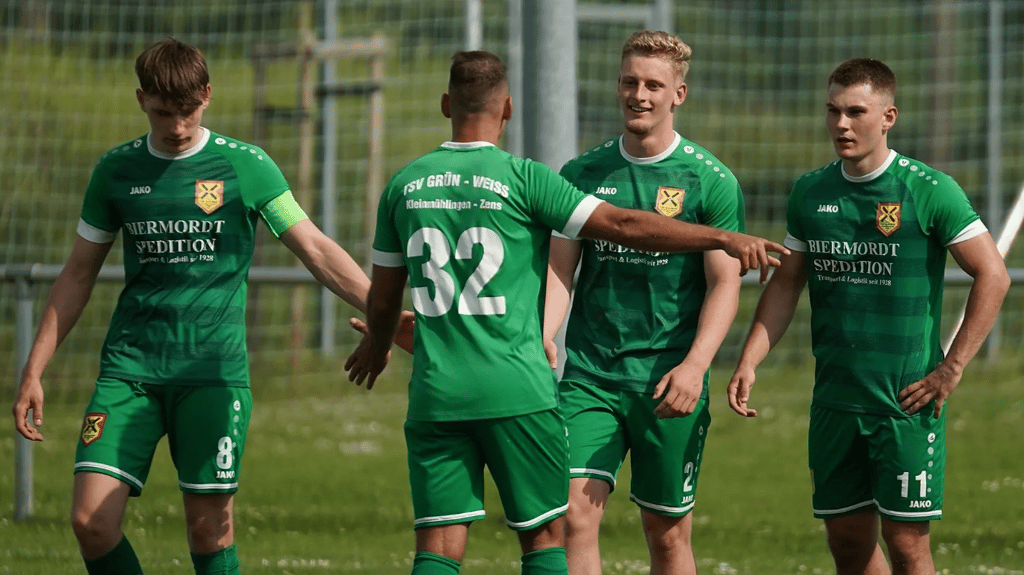 Gegen Wernigerode standen wieder einige junge Spieler für Kleinmühlingen/Zens auf dem Platz, beispielsweise die beiden 19-jährigen Nicola Braunert (links) und Tim Rotte (rechts).