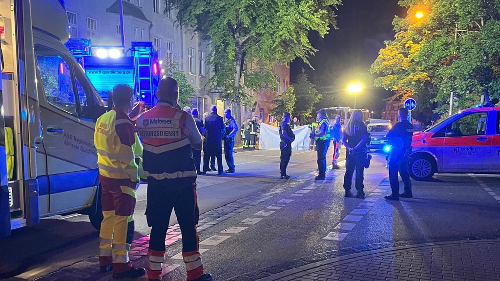 In der Nacht zum Sonntag (1. Juni) ist auf der Landesstraße 85 / Oeringer Straße in Quedlinburg ein 53-Jähriger von einem Auto überrollt und tödlich verletzt worden.