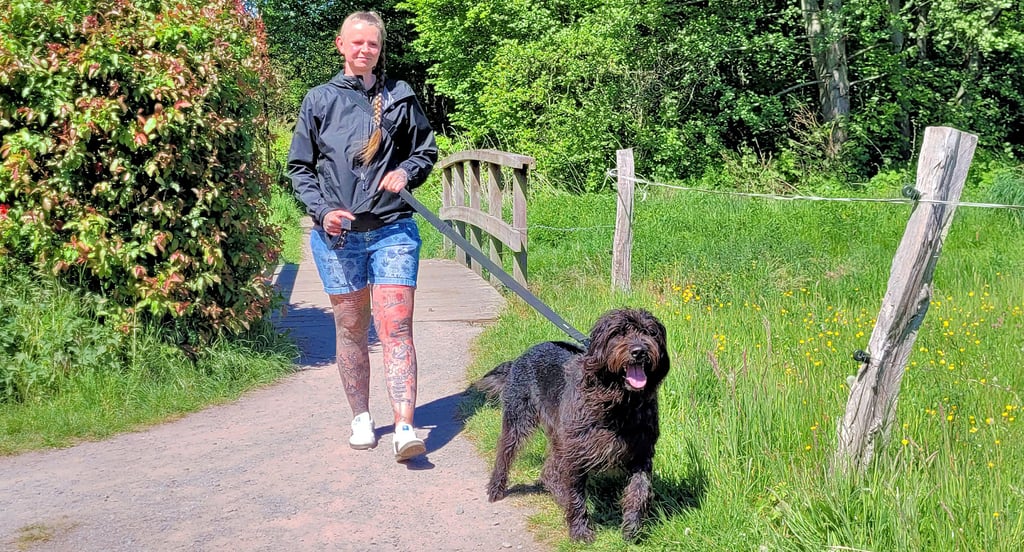Die meisten Spaziergänger, die mit Hund unterwegs sind, halten sich an die Leinenpflicht, so auch Conny Bomke, die hier mit Abby unterwegs ist.