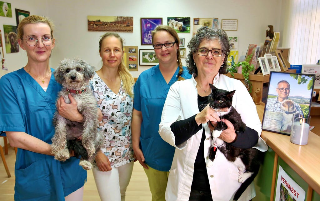 Nach dem Tod von Bernburgs beliebtem Tierarzt Frank Enders führen seine Frau, die Tierärztin Simonetta Enders (r.), sowie Tierärztin Anna Fränkel (2.vl.), Sindy Bestel und Eileen Nöhrhoff die Praxis weiter.
