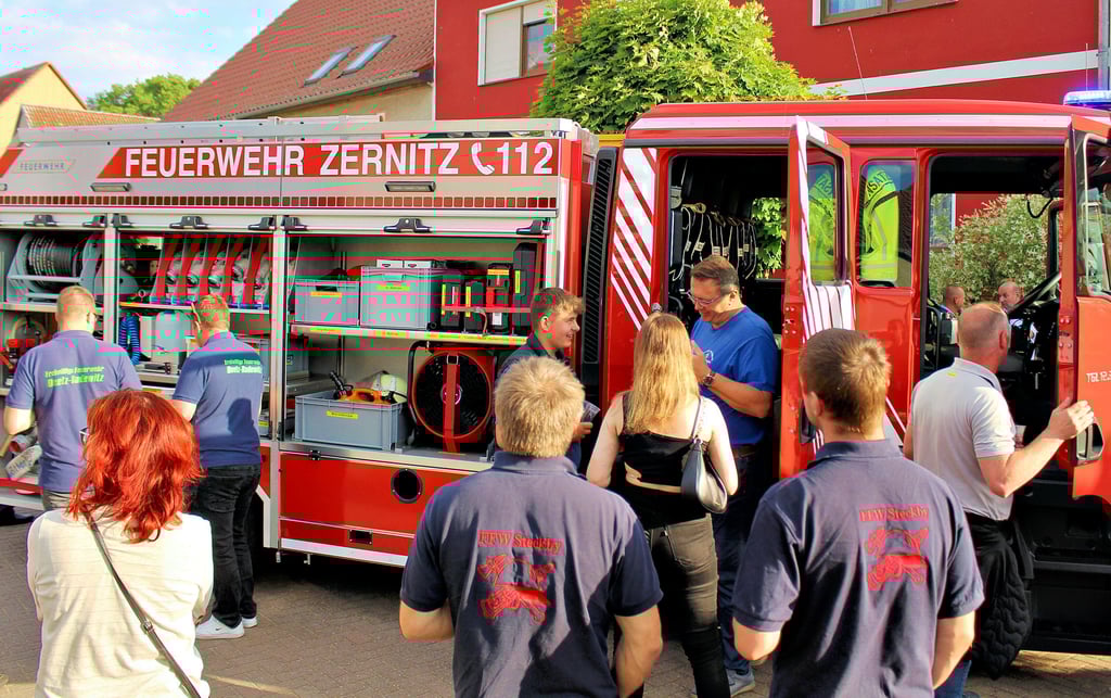 Das neue Fahrzeug der Zernitzer Ortswehr konnte nach der Übergabe von den Gästen angeschaut werden.