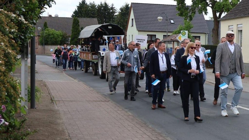 Landrat Martin Strichnoth (r.) lief beim Festumzug mit.