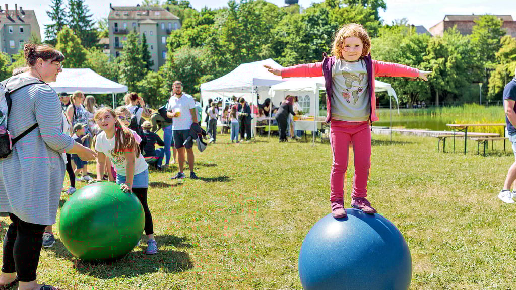 Die fünfjährige Jemina kommt aus einer ganz sportlichen Familie und balanciert mühelos auf dem großen Ball.