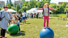 Die fünfjährige Jemina kommt aus einer ganz sportlichen Familie und balanciert mühelos auf dem großen Ball. 