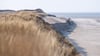 Weil die Strandaufspülung auf Langeoog im vergangenen Jahr nicht fertig geworden ist, holt der Küstenschutz die Arbeiten nun nach. (Archivbild)