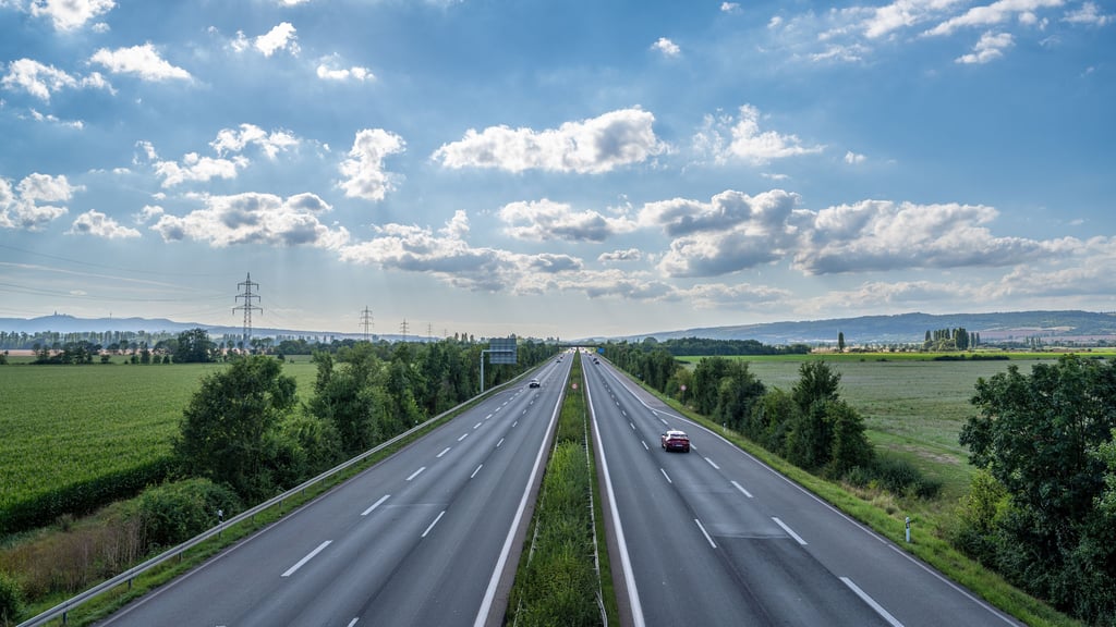 Glimpflich ist ein Spaziergang einer 84-Jährigen auf der A38 bei Sangerhausen ausgegangen.