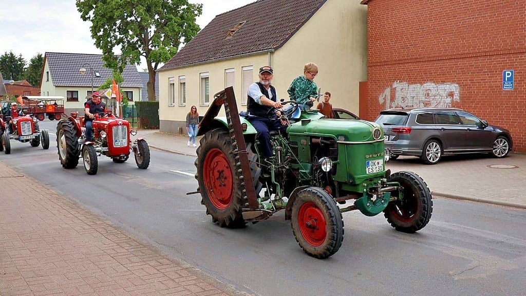 Der lange Festumzug führte auch mit Treckern durch den Ort.